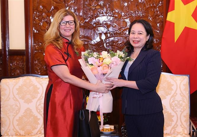 La vice-présidente Vo Thi Anh Xuan (droite) et Silvia Danailov, représentante du Fonds des Nations Unies pour l'enfance (UNICEF) au Vietnam. Photo : VNA 