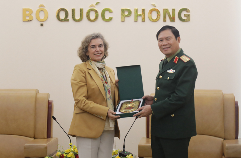 Le général Nguyên Tân Cuong, chef d’état-major général de l’Armée populaire du Vietnam et vice-ministre de la Défense, et l’ambassadrice d’Espagne au Vietnam, Carmen Cano De Lasala. Photo : mod.gov.vn