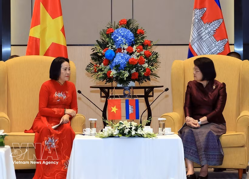 La présidente de l'Assemblée nationale du Cambodge, Samdech Khuon Sudary rencontre Nguyen Thi Thanh, vice-présidente de l'AN du Vietnam (gauche). Photo : VNA