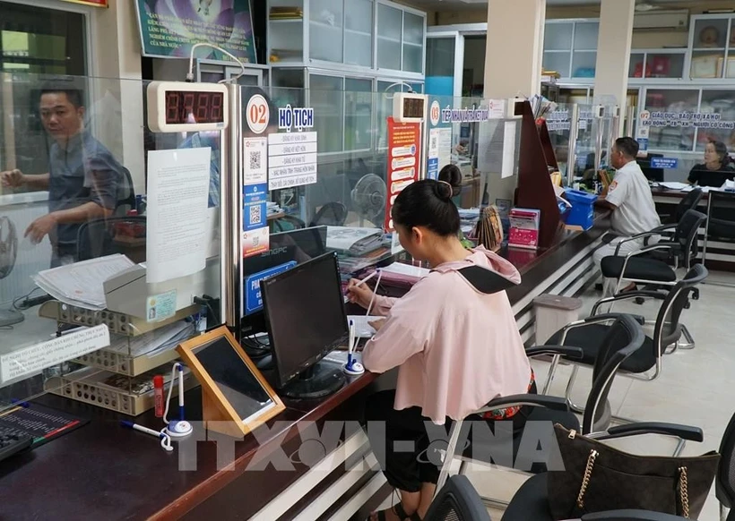 Effectuer des démarches administratives au Comité populaire du quartier de Hai Chau 1 (district de Hai Chau, ville de Da Nang). Photo : VNA