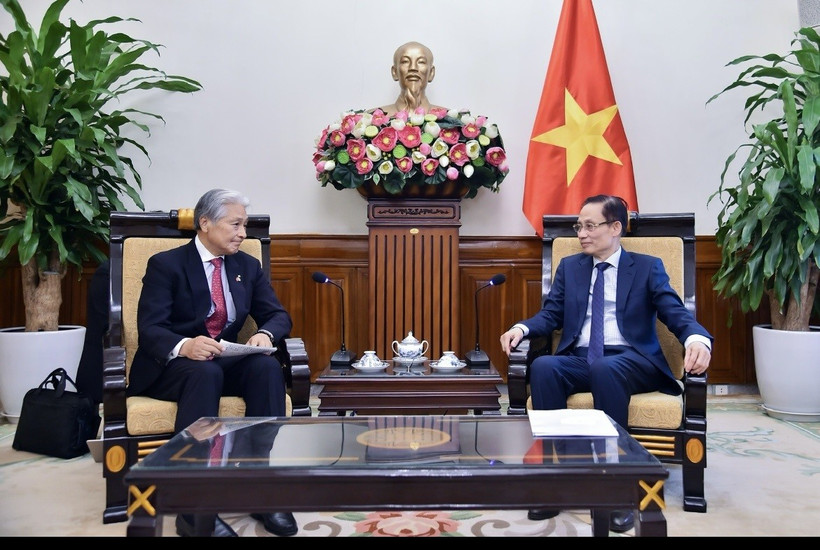 Le ministre vietnamien des Affaires étrangères, Lê Hoài Trung (à droite) reçoit Fukuda Tomikazu, gouverneur de la préfecture japonais de Tochigi. Photo : VNA