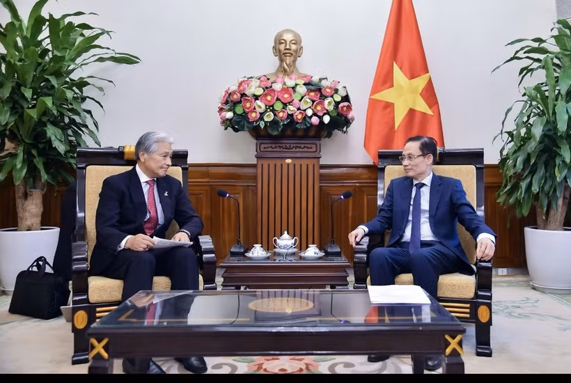 Le ministre vietnamien des Affaires étrangères, Lê Hoài Trung (à droite) reçoit Fukuda Tomikazu, gouverneur de la préfecture japonais de Tochigi. Photo : VNA