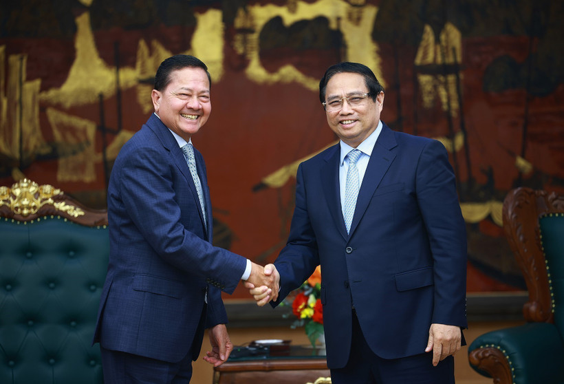 Le Premier ministre Pham Minh Chinh (à droite) et le vice-Premier ministre cambodgien Neth Savoeun. Photo : VNA