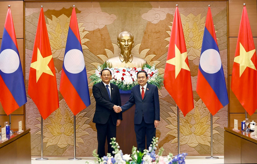 Le président de l'Assemblée nationale (AN) du Vietnam, Tran Thanh Man (à droite) et le Premier ministre lao, Sonexay Siphandone. Photo : VNA