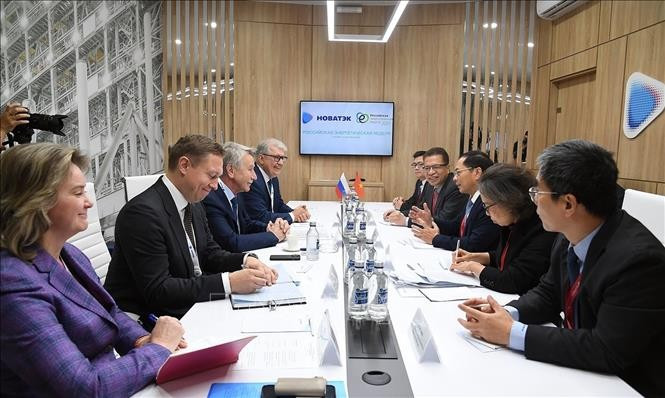 Le vice-Premier ministre Bùi Thanh Son s'entretient avec les dirigeants de Novatek. Photo : VNA