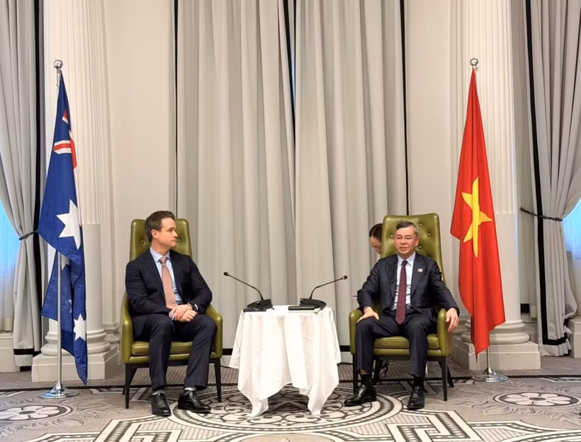 Le ministre des Finances, Ngo Van Tuan, a tenu une réunion de travail avec les dirigeants de l'université RMIT, notamment le professeur Alec Cameron, vice-président et président de l'université. (Photo : tapchikinhtetaichinh.vn.)