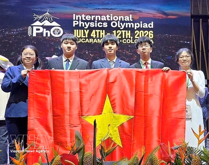 Les cinq membres de l’équipe nationale vietnamienne participant à la 56e Olympiade internationale de physique (IPhO 2026). Photo : VNA