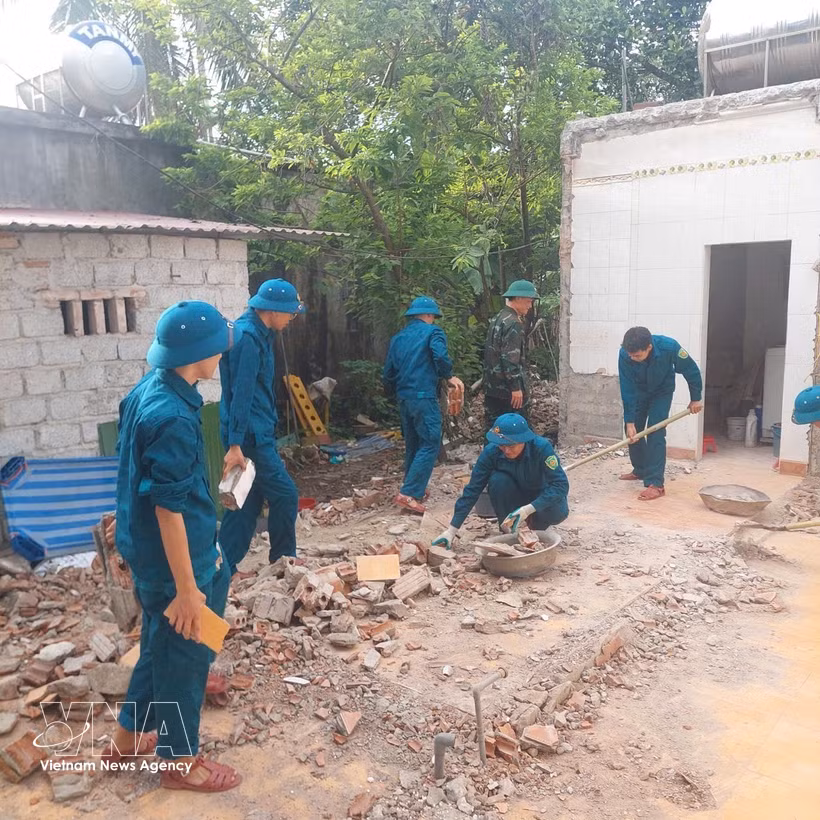 Des soldats de la province de Thanh Hoa participent à la construction de logements au profit des enfants des personnes ayant participé à la résistance et victimes de l'agent orange. Photo : VNA