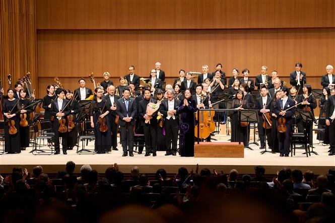 Les artistes de deux pays au concert. Photo : VNA