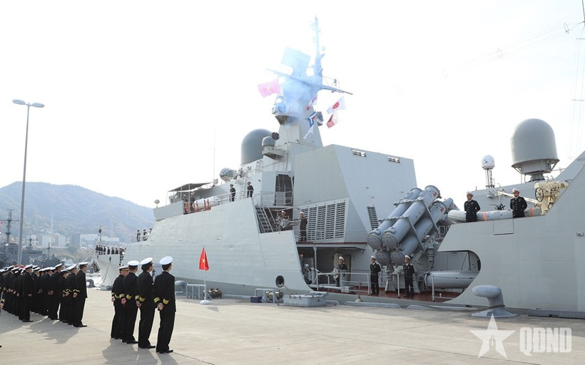 Des officiers et des marins de la base navale de Kure participent à la cérémonie de dire au revoir au navire 015-Tran Hung Dao. Photo : https://www.qdnd.vn/