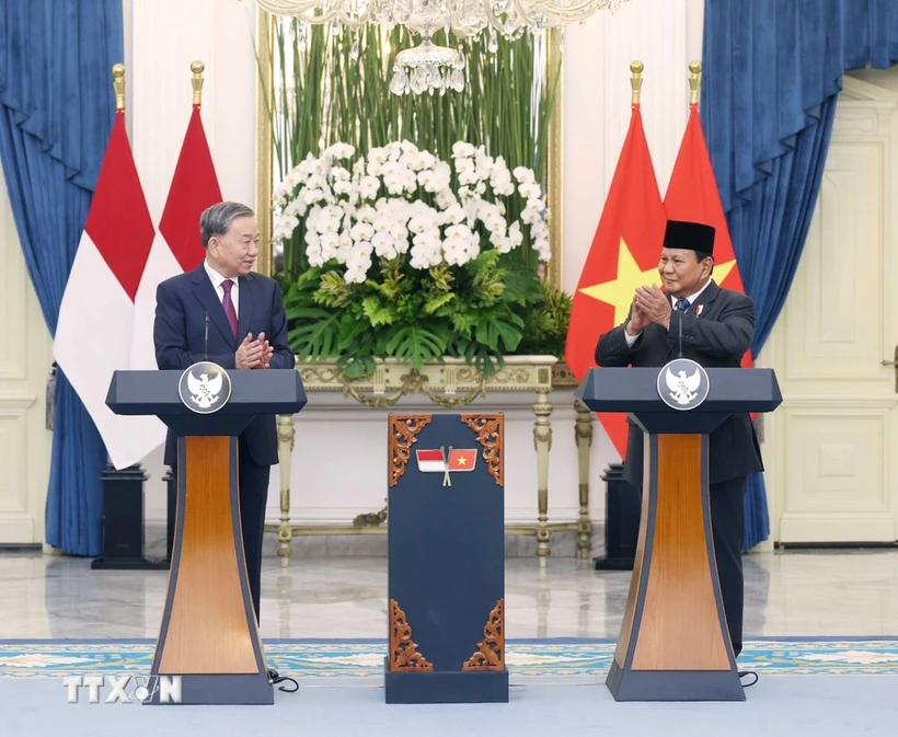 Le secrétaire général du Comité central du Parti communiste du Vietnam (PCV), To Lam (gauche) et le président indonésien et président du Mouvement de la grande Indonésie (Gerindra) Prabowo Subianto. Photo : VNA