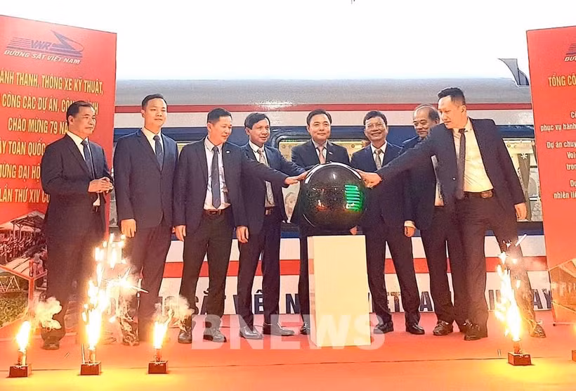 Le 19 décembre, la Compagnie générale des chemins de fer du Vietnam (VNR) a inauguré l'ouvrage de modernisation de 162 voitures de voyageurs, représentant un investissement de plus de 60 milliards de dôngs. Photo : VNA