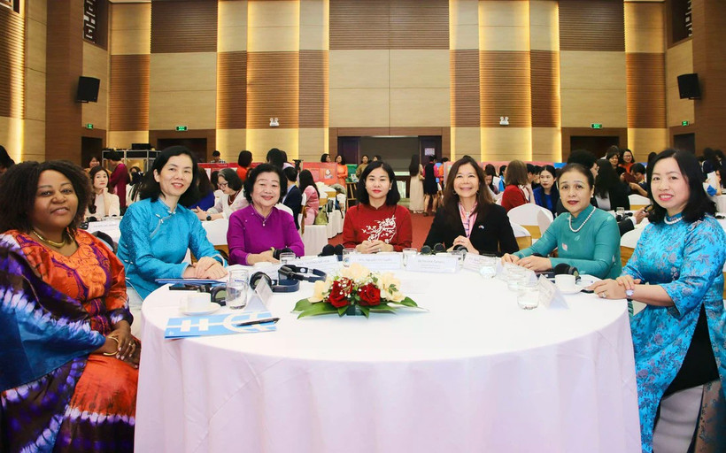 Caroline Nyamayemombe, directrice d'ONU Femmes Vietnam (première à gauche), la présidente de l'Union des femmes vietnamiennes Nguyen Thi Tuyen (2e à partir de la gauche), l'ancienne vice-présidente vietnamienne Truong My Hoa (3e à partir de la gauche), Pauline Tamesis, coordonnatrice résidente des Nations Unies au Vietnam (3e à partir de la droite) au forum. Photo : phunuvietnam.vn