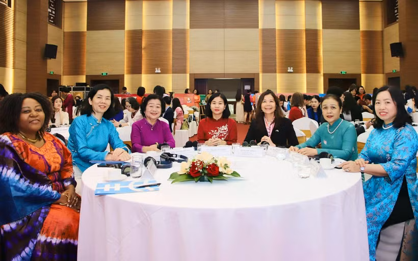 Caroline Nyamayemombe, directrice d'ONU Femmes Vietnam (première à gauche), la présidente de l'Union des femmes vietnamiennes Nguyen Thi Tuyen (2e à partir de la gauche), l'ancienne vice-présidente vietnamienne Truong My Hoa (3e à partir de la gauche), Pauline Tamesis, coordonnatrice résidente des Nations Unies au Vietnam (3e à partir de la droite) au forum. Photo : phunuvietnam.vn