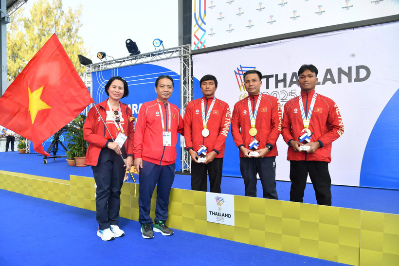 Vo Huynh Anh Khoa (deuxième, à droite) remporte la première médaille d'or pour le Vietnam aux 13es Jeux paralympiques de l'ASEAN. Photo : webthethao.vn