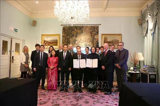 Les délégués de l'Institut de recherche Tam Anh (TAMRI) du Groupe hospitalier général éponyme et l'Université d'Oxford après la cérémonie de signature du MOU. Photo : VNA