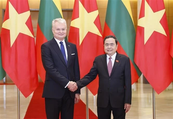 Le président de l'Assemblée nationale du Vietnam, Tran Thanh Man (à droite) et le président lituanien, Gitanas Nauseda. Photo : VNA