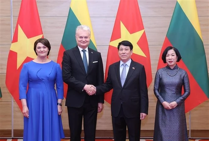Le président de la République, Luong Cuong, et son épouse président un banquet d’État solennel en l’honneur du président lituanien, Gitanas Nauseda, et de son épouse, actuellement en visite officielle au Vietnam. Photo : VNA