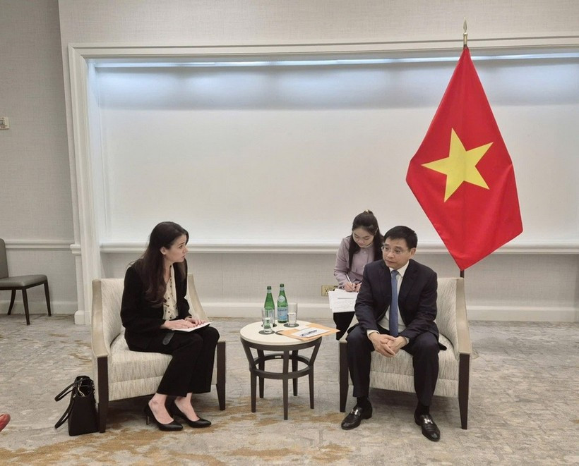 Le ministre Nguyen Van Thang a vivement salué le rôle d'Intel en tant que partenaire stratégique de premier plan dans les secteurs des semi-conducteurs et des hautes technologies. Photo : https://mof.gov.vn/