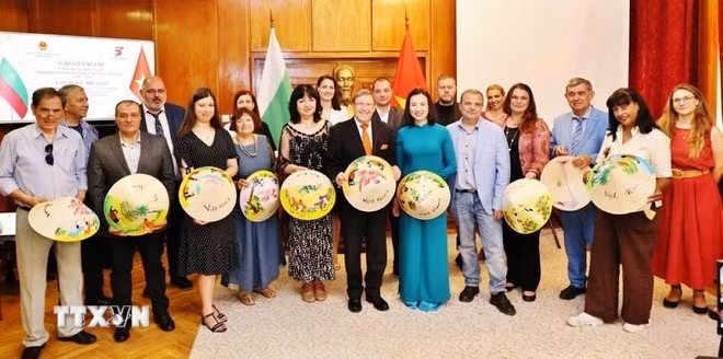 L'ambassadrice du Vietnam en Bulgarie, Nguyen Thi Minh Nguyet et des journalistes bulgares lors de l'événement. Photo : VNA