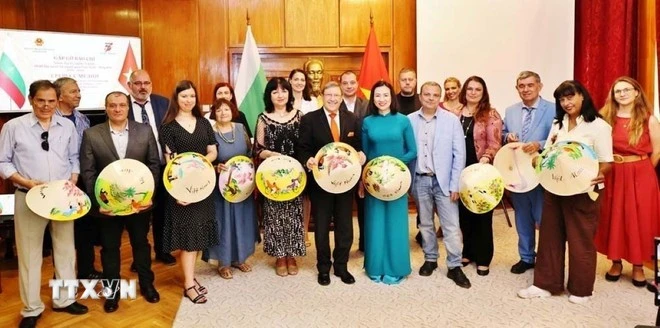 L'ambassadrice du Vietnam en Bulgarie, Nguyen Thi Minh Nguyet et des journalistes bulgares lors de l'événement. Photo : VNA