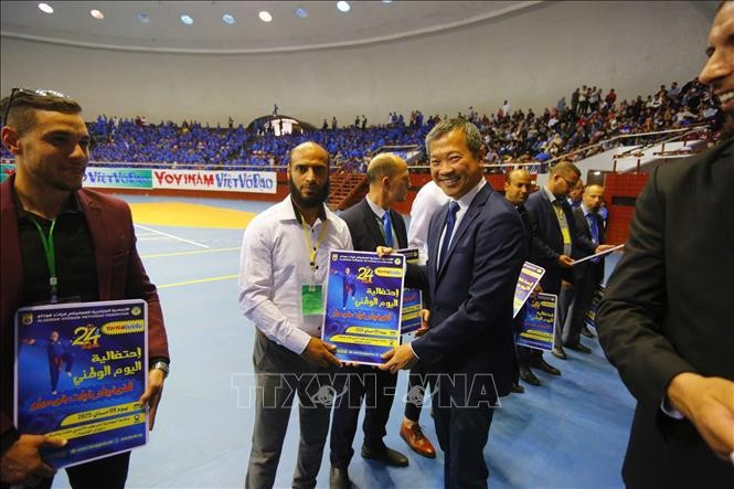 Le président de la Fédération mondiale de Vovinam, Mai Huu Tin, remet des médailles commémoratives à des sponsors et entraîneurs exceptionnels lors de la Journée du Vovinam en Algérie, qui s'est déroulée l'après-midi du 9 mai 2025. Photo : VNA