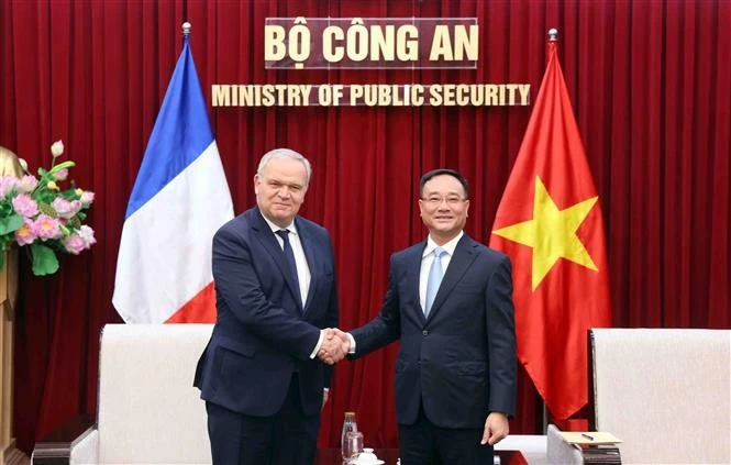 Le vice-ministre vietnamien de la Sécurité publique, Pham Thê Tung (à droite) et le ministre auprès du ministre d'État, ministre de l'Intérieur, François-Noël Buffet. Photo : VNA