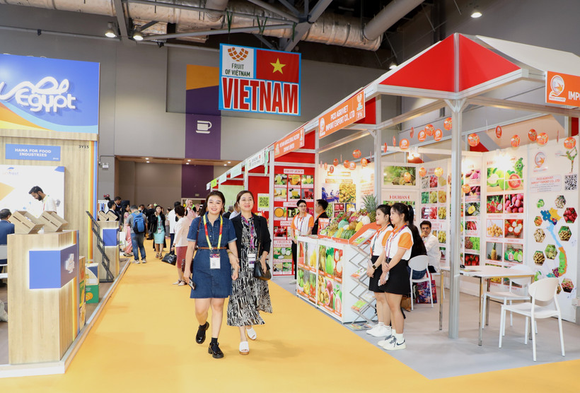 Espace d'exposition des entreprises vietnamiennes présentes au salon. Photo : VNA