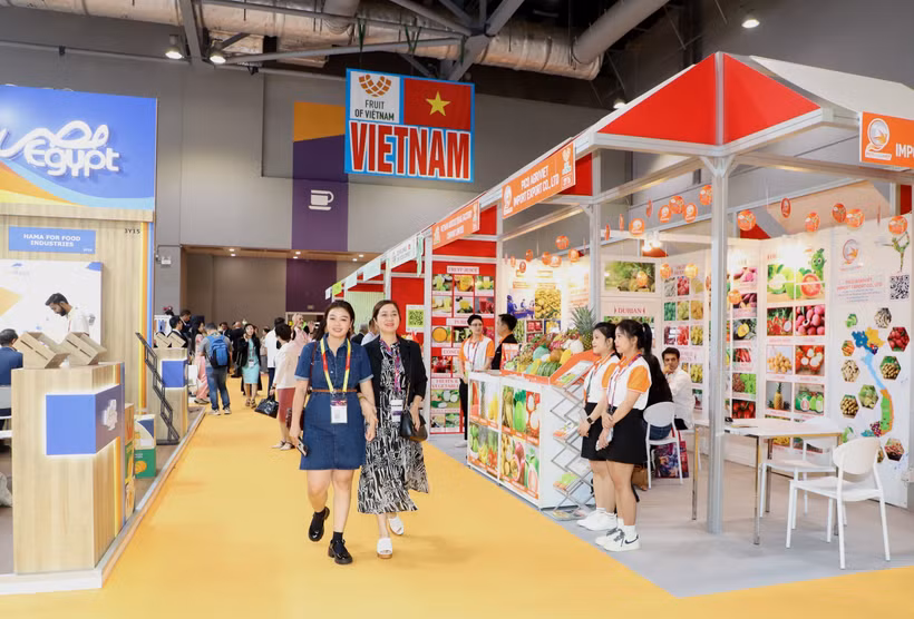 Espace d'exposition des entreprises vietnamiennes présentes au salon. Photo : VNA