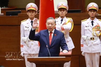 Le secrétaire général du Parti et président de la République, To Lam, prête serment. Photo: VNA