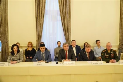 Les délégués présents à la table ronde. Photo: VNA