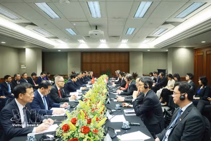 Entretien entre le dirigeant Tô Lâm et le Premier ministre singapourien Lawrence Wong, en mars 2025. Photo: VNA