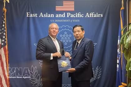 Le général de corps d’armée Nguyên Van Gâu, vice-ministre de la Défense (droite) et Michael George DeSombre, secrétaire d’État adjoint des États-Unis chargé de l’Asie de l’Est et du Pacifique. Photo: VNA