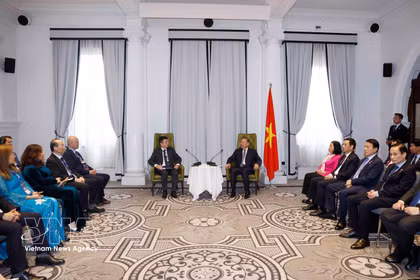 Le secrétaire général du Parti et président de la République, To Lam, rencontre, le 10 août, plusieurs intellectuels et scientifiques, éminents membres de l’Association des intellectuels et experts vietnamiens en Australie (VASEA). Photo: VNA