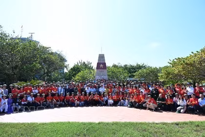 Une délégation de 48 Vietnamiens d’outre-mer originaires de 22 pays a effectué, du 17 au 23 avril, une visite de terrain dans l’archipel de Truong Sa et sur les plates-formes DK1. Photo: VNA