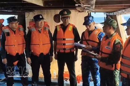 Remise de pêcheurs et de bateaux en détresse aux autorités chinoises. Photo: VNA