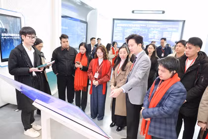 La délégation de la jeunesse vietnamienne en visite en Chine. Photo: VNA