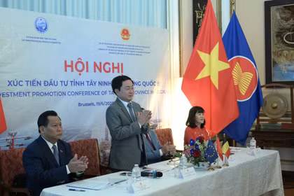 Nguyên Van Quyêt, membre du Comité central du Parti et secrétaire du Comité provincial du Parti de Tây Ninh, lors de la conférence. Photo: baotayninh.vn