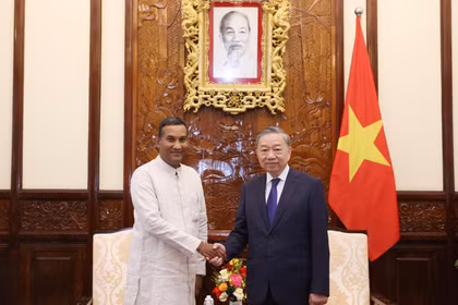 Le secrétaire général du Parti communiste du Vietnam (PCV) et président de la République, Tô Lâm reçoit à Hanoi l’ambassadeur du Sri Lanka au Vietnam, Poshitha Perera. Photo: VNA