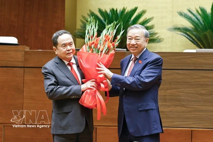 Le secrétaire général du Parti, Tô Lâm, offre un bouquet de fleurs pour féliciter le Président de l'Assemblée nationale, Trân Thanh Mân. Photo : VNA