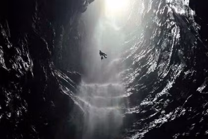 Une chute spectaculaire cachée sous terre révélée à Phong Nha-Ke Bang. Photo: tuoitre.vn