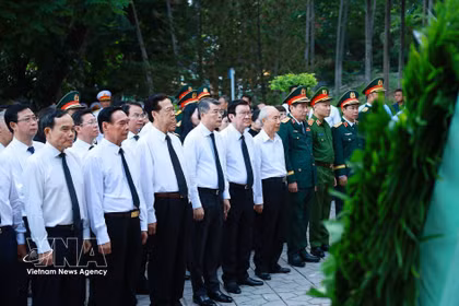 Le chef du gouvernement et les délégués présentes déposent des gerbes de fleurs et brûlé de l’encens devant le monument dédié à Trân Phu, premier secrétaire général du Parti ainsi qu’au mémorial des héros martyrs situé dans le parc Lê Thi Rieng. Photo: VNA