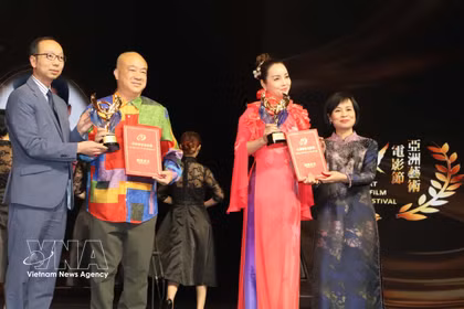 La consule générale du Vietnam à Hong Kong et Macao (Chine), Lê Duc Hanh et l’ambassadrice culturelle vietnamienne auprès de l’AAFF, Mai Thu Huyên