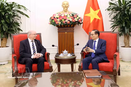 La secrétaire d’État aux Affaires étrangères suédois Dag Hartelius (gauche) et le ministre des Affaires étrangères Lê Hoai Trung. Photo: VNA