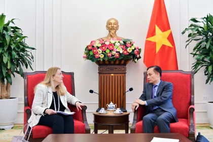 Le ministre des Affaires étrangères (AE), Lê Hoai Trung (droite) et Helene Budliger Artieda, secrétaire d’État suisse à l’économie, à la formation et à la recherche de la Suisse. Photo: Ministère vietnamien des Affaires étrangères
