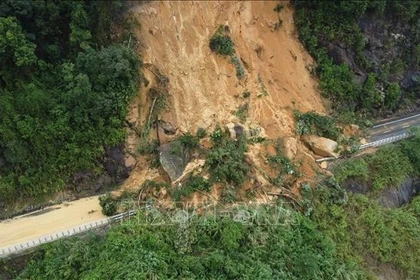 Le col de Khanh Lê, dans la province de Khanh Hoa, a subi de graves glissements de terrain. Photo: VNA