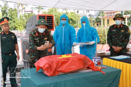 Ninh Binh: Numérisation des informations afin de constituer une base de données unifiée destinée à la gestion, à la consultation et à l'identification des soldats tombés pour la Patrie. Photo : VNA