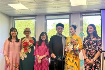 Hoang Thu Trang, fondatrice et directrice générale d’Art Space, basée en France (robe tunique rouge). Photo: VNA