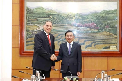 Trân Câm Tu, membre du Bureau politique et permanent du Secrétariat du Comité central du Parti communiste du Vietnam (PCV) (droite) et Jesús Faria, vice-président du Parti socialiste unifié du Venezuela (PSUV). Photo: VNA
