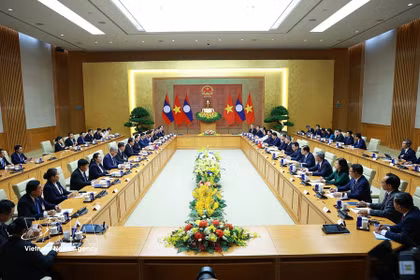 Les deux chefs de gouvernement s'entretient afin d’examiner les relations bilatérales et les orientations de coopération pour les années à venir. Photo: VNA
